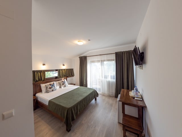 Cameră dublă cu balcon — Fotografia 1 din 6