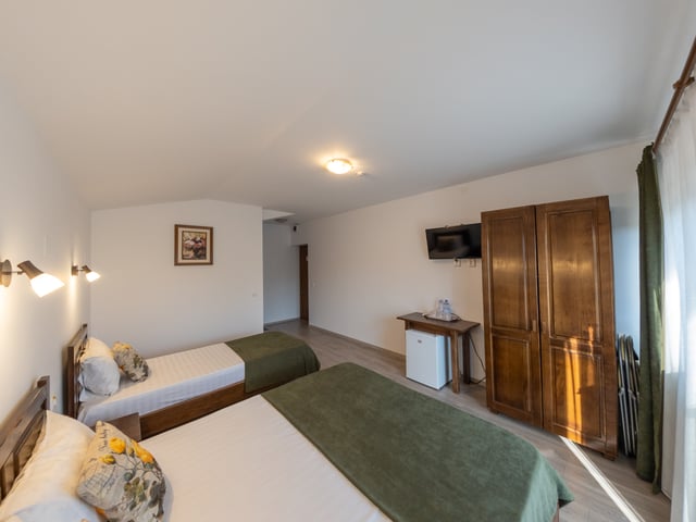 Cameră triplă cu balcon — Fotografia 3 din 7