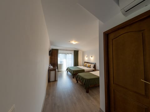 Cameră triplă cu balcon