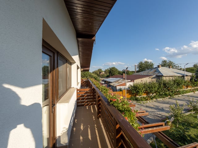 Cameră triplă cu balcon — Fotografia 6 din 7